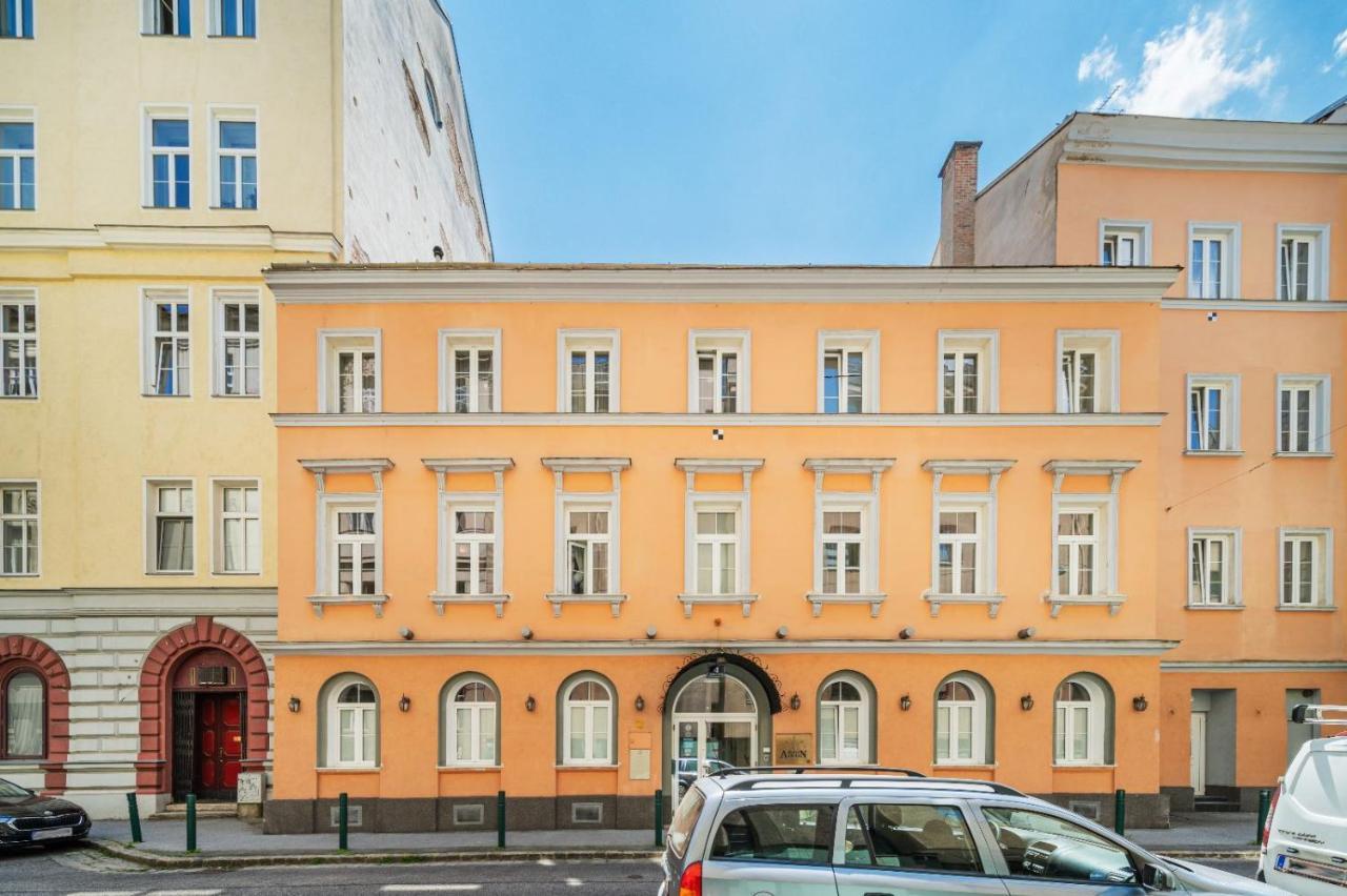Self-Check-In Hotel Adlon Wina Bagian luar foto