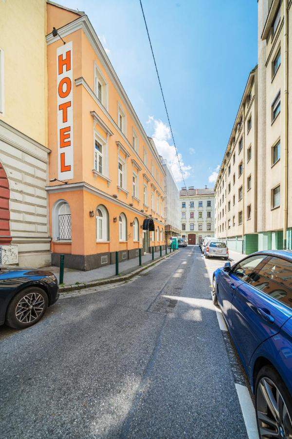 Self-Check-In Hotel Adlon Wina Bagian luar foto