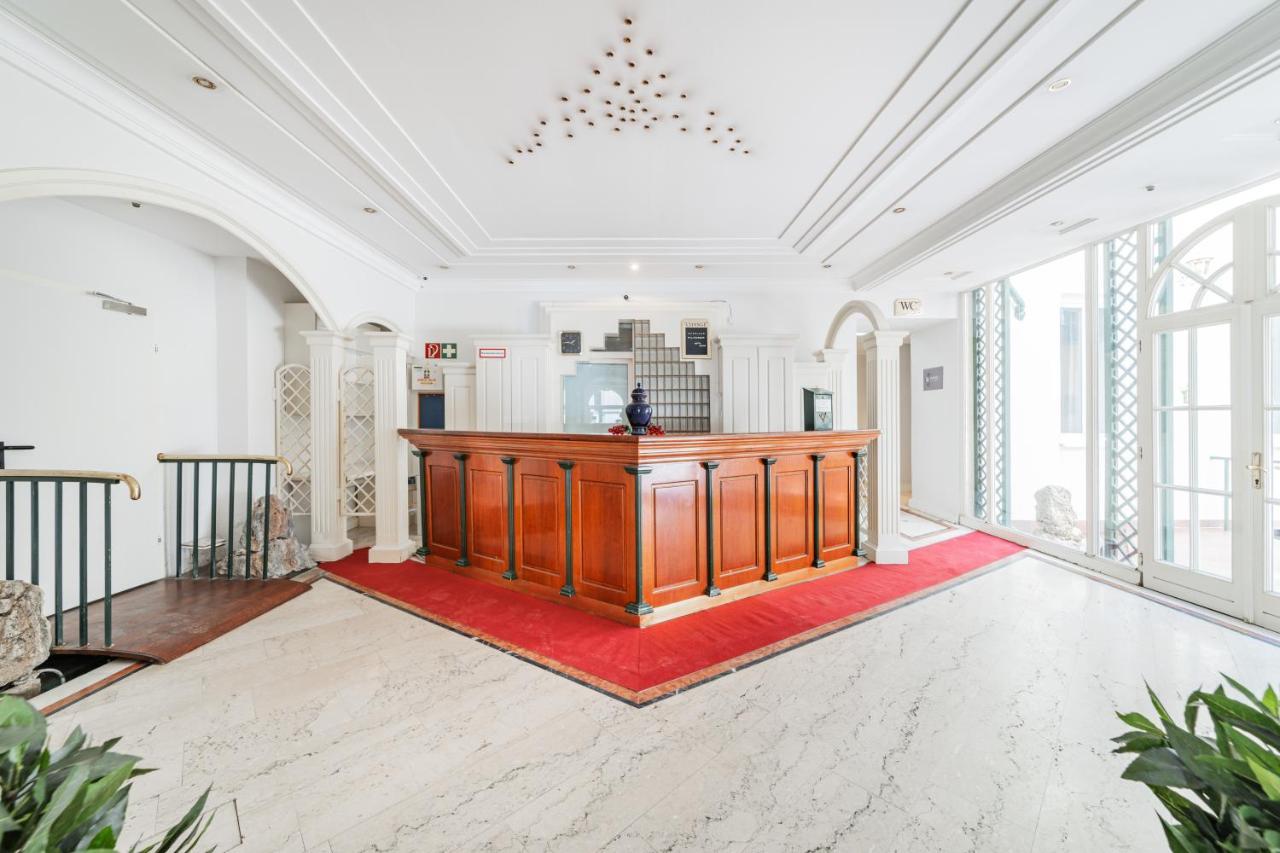Self-Check-In Hotel Adlon Wina Bagian luar foto