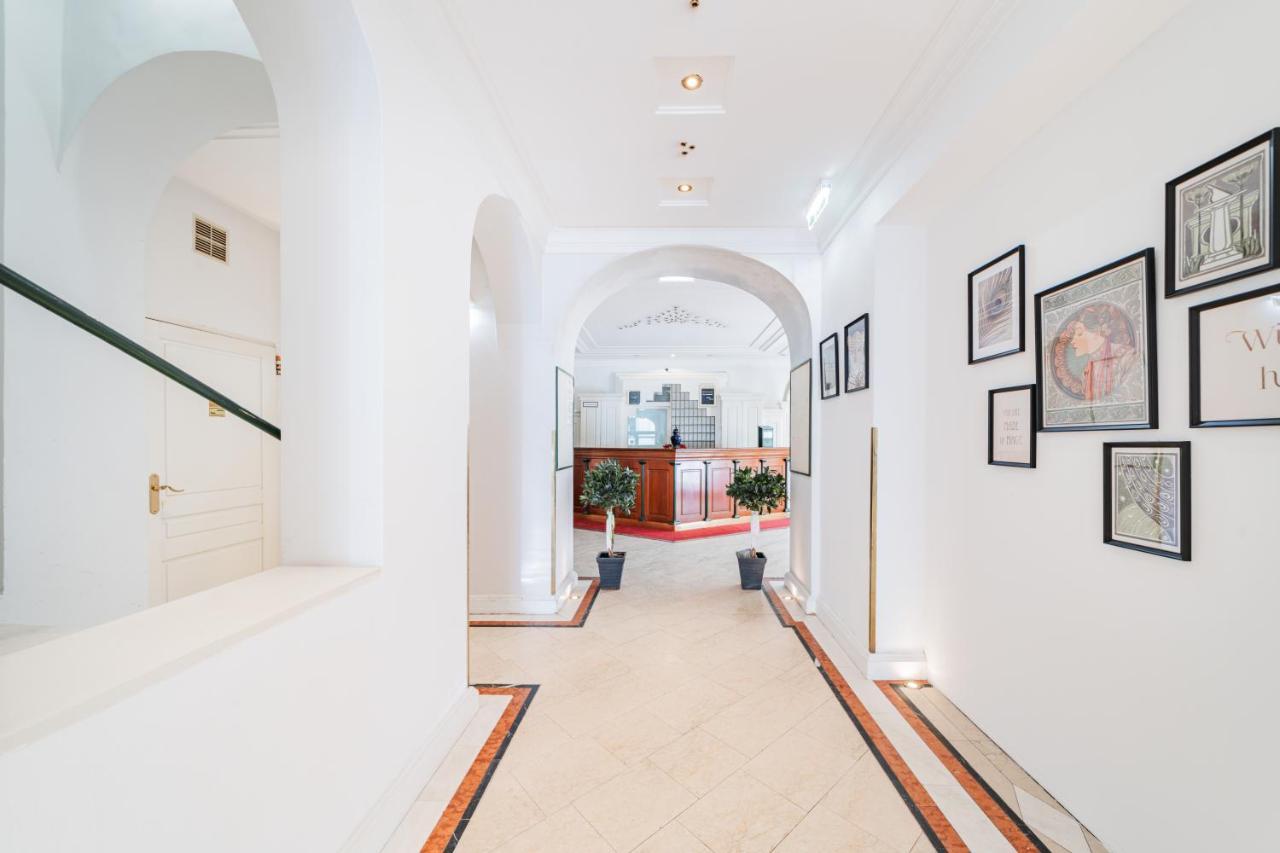 Self-Check-In Hotel Adlon Wina Bagian luar foto