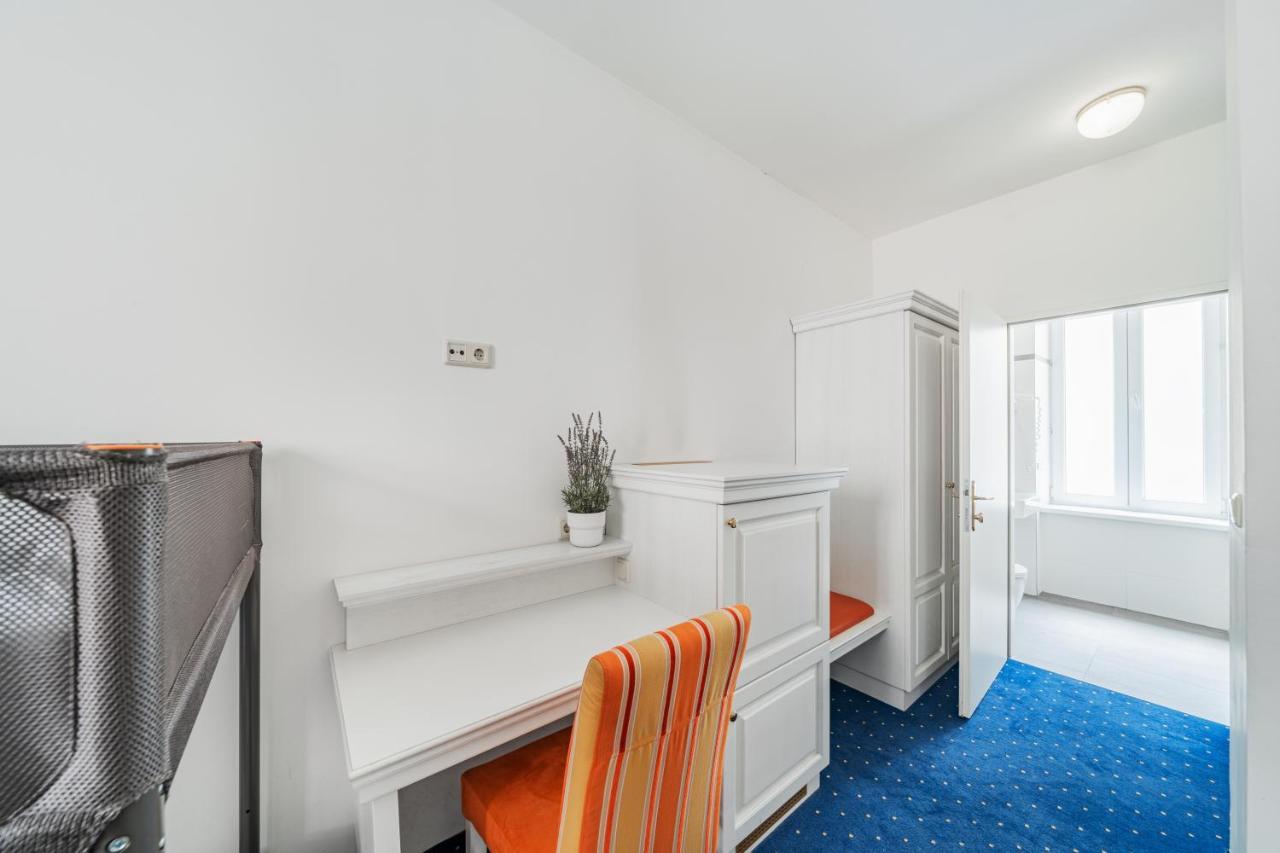 Self-Check-In Hotel Adlon Wina Bagian luar foto