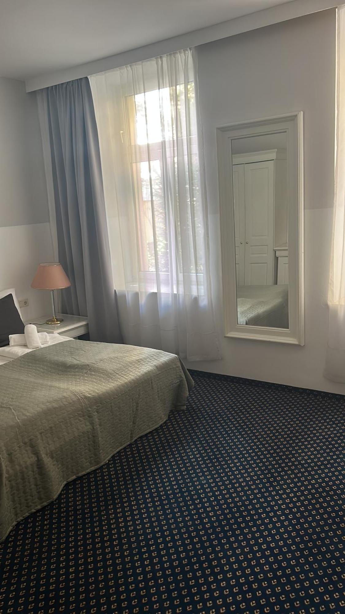 Self-Check-In Hotel Adlon Wina Bagian luar foto