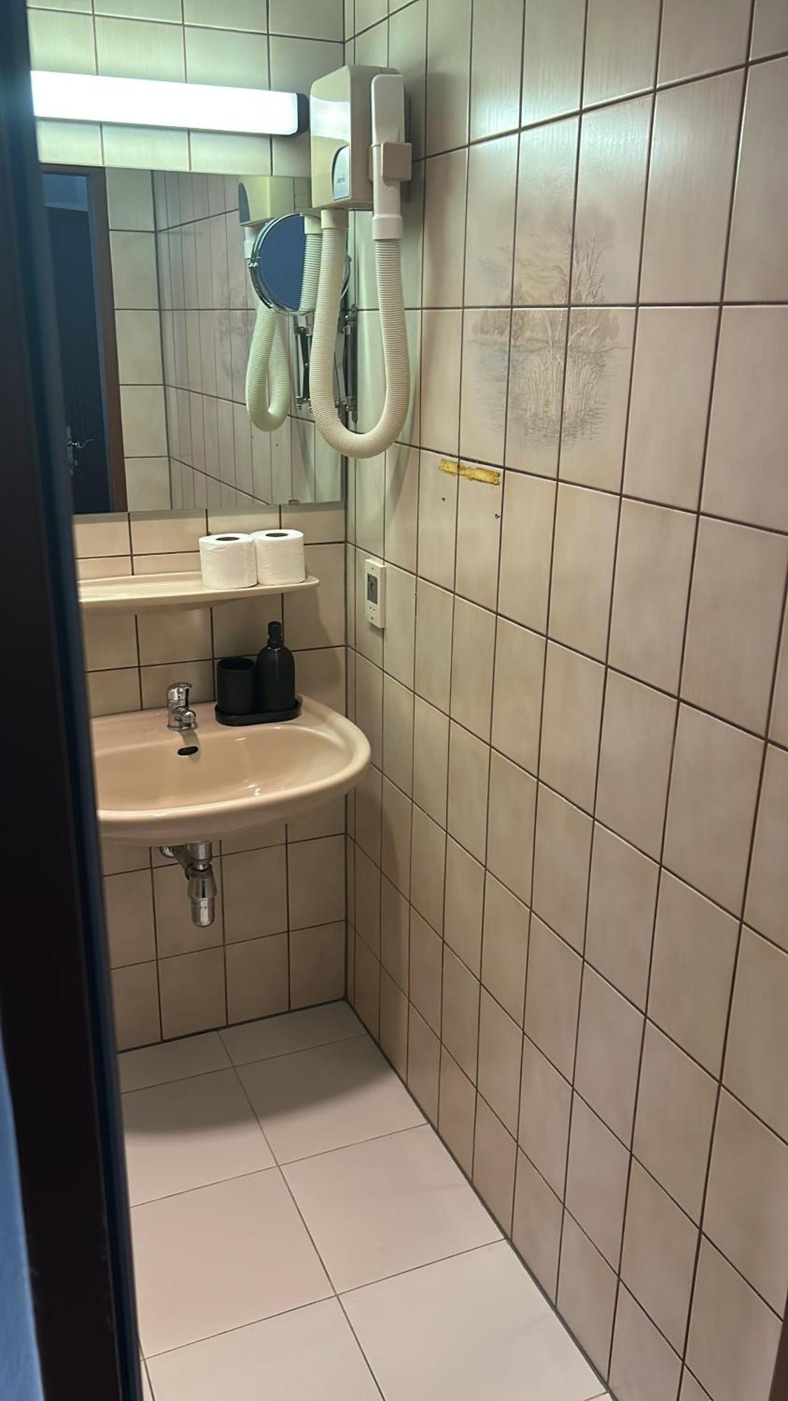 Self-Check-In Hotel Adlon Wina Bagian luar foto