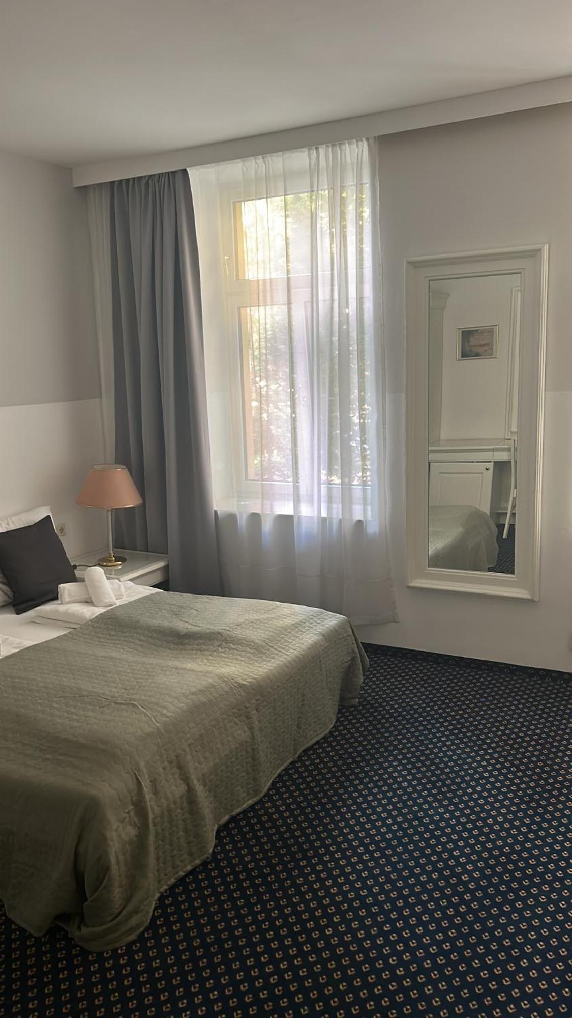 Self-Check-In Hotel Adlon Wina Bagian luar foto